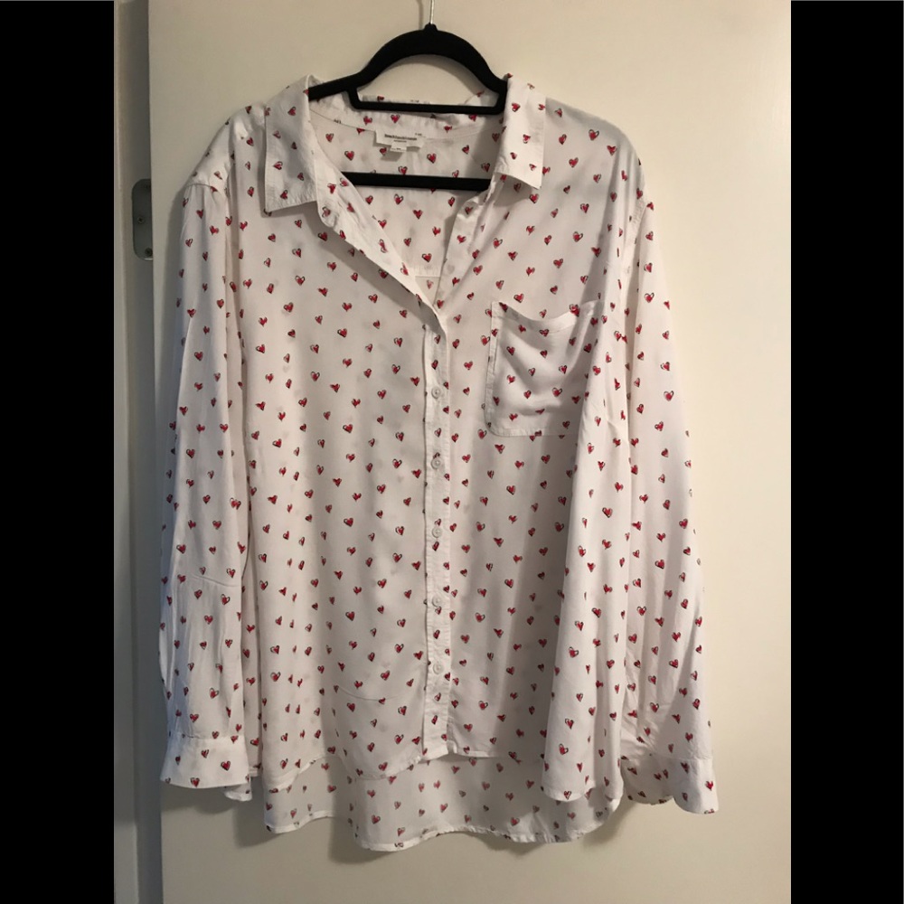 Adorable ❤️ Heart printed button down blouse